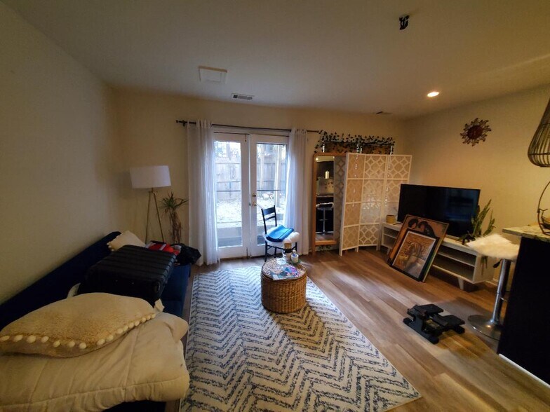 Building Photo - 1653 Park Rd NW