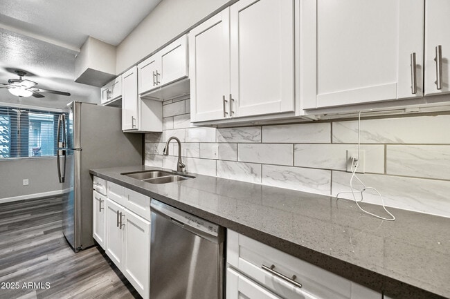 Building Photo - 1518 W Colter St