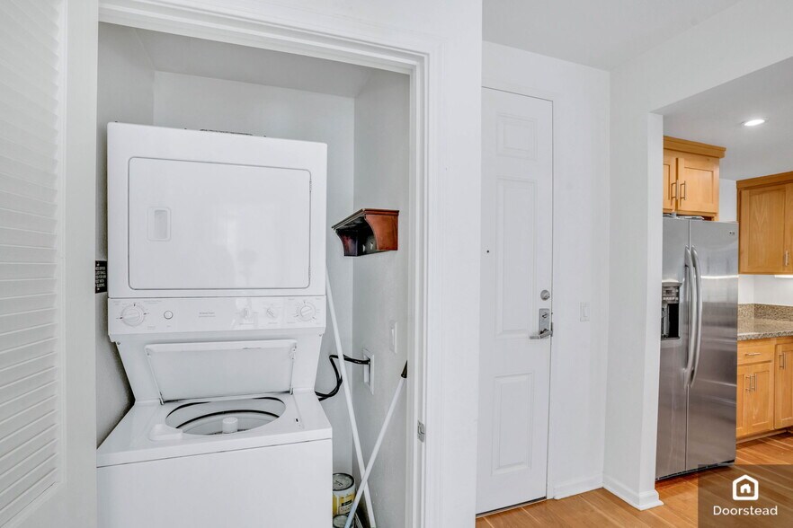 Building Photo - 301 Crescent Ct