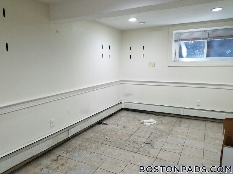 Building Photo - 10 Wait St