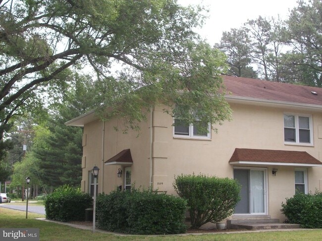 Building Photo - 809 Logan St