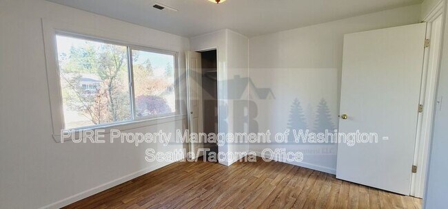 Building Photo - 10522 Addison St SW