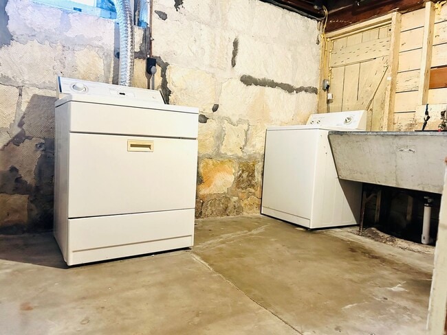 Building Photo - Spacious 2 Bedroom Home