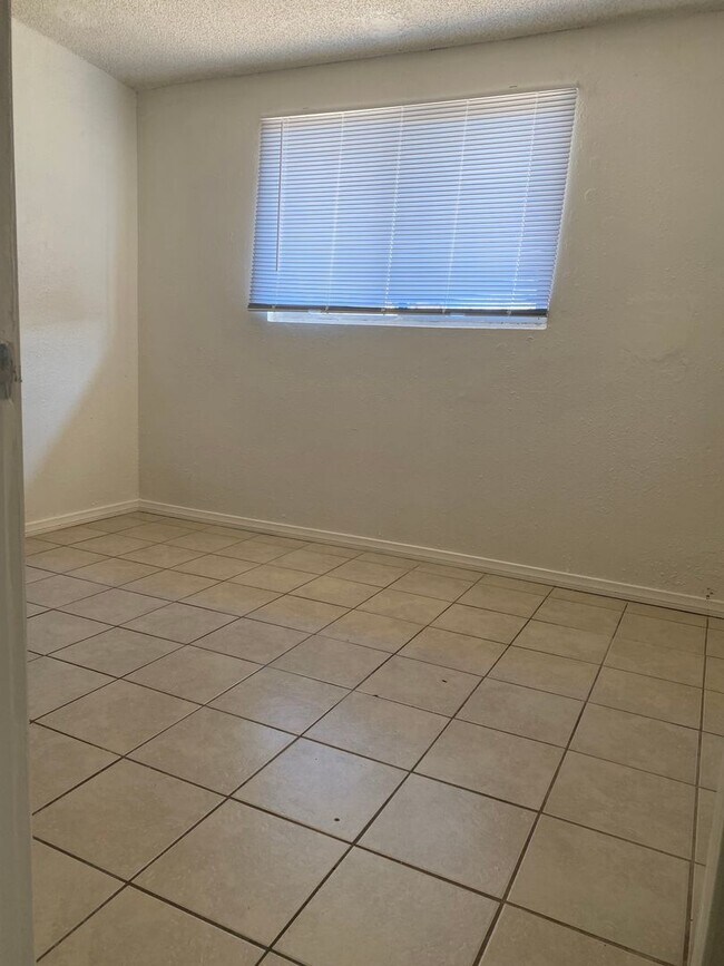 Building Photo - 687