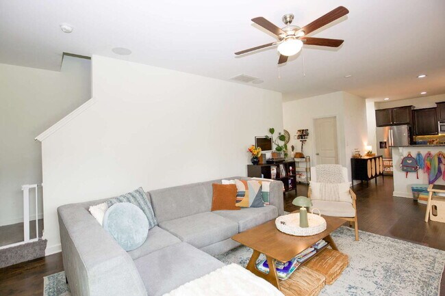 Building Photo - "Charming 3-Bed Home with Granite Elegance on Nessee Street, Fayetteville!"