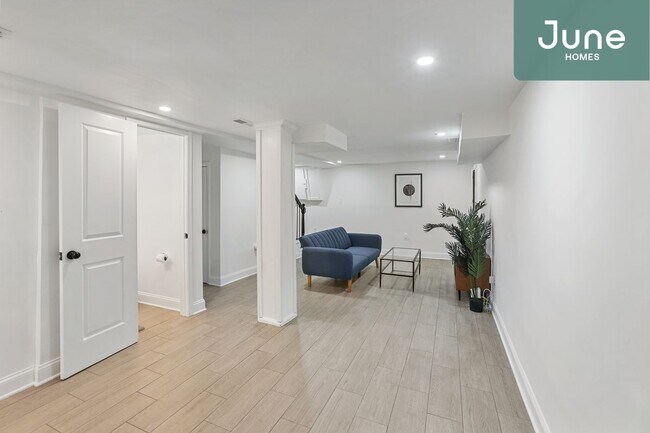 Building Photo - ROOM ONLY in 5-bed/3.5-bath Home