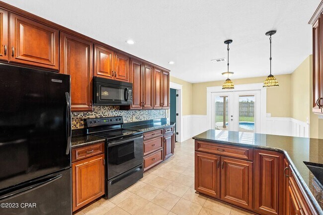 Building Photo - Stunning 4B / 2Bth Lynn Haven, Florida