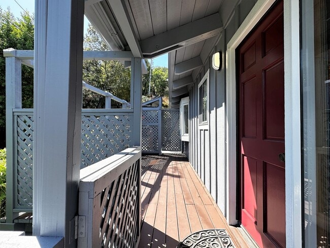 Building Photo - Three bedroom, two bathroom home with gorgeous views and sunroom for rent in the hills of Fairfax!