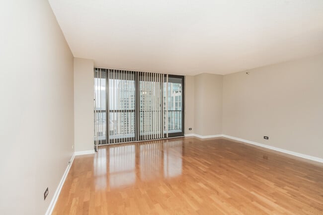 Building Photo - 10 E Ontario St