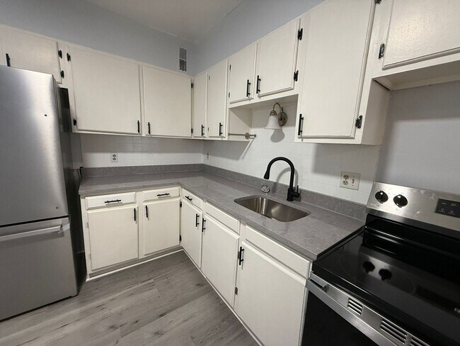 Building Photo - 82 Pine St