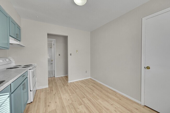 Building Photo - UPDATED 2bed 1bath duplex with fenced yard, WASHER + DRYER