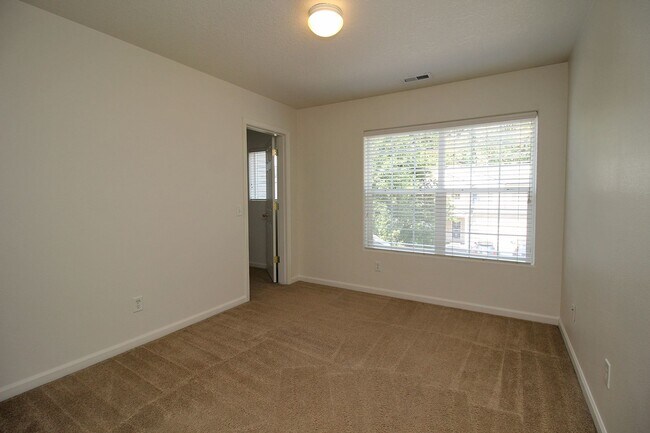 Building Photo - Custom-Built 5 Bedroom/3 Bath Home In A Great Sunnyside Neighborhood