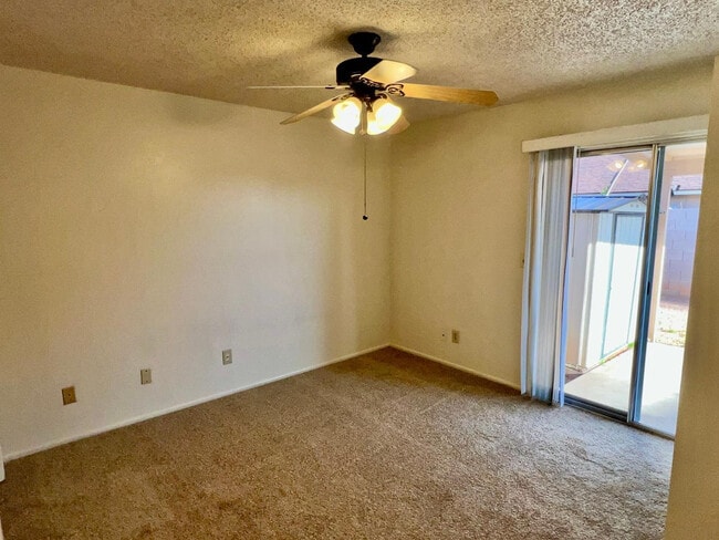 Building Photo - 953 W Emelita Cir