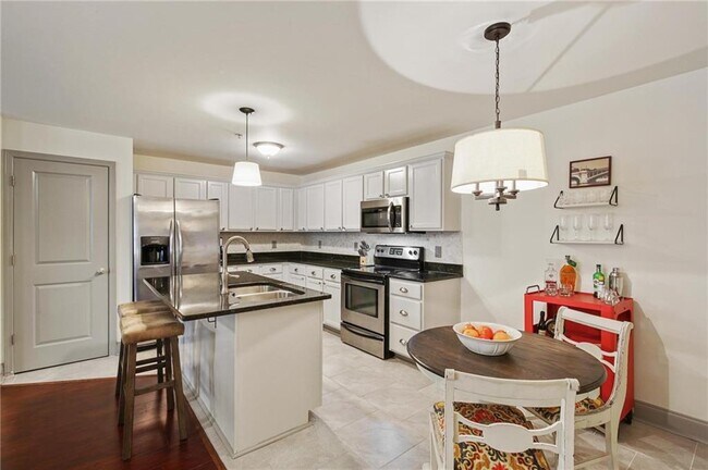 Building Photo - 1002 Madison Ln S E