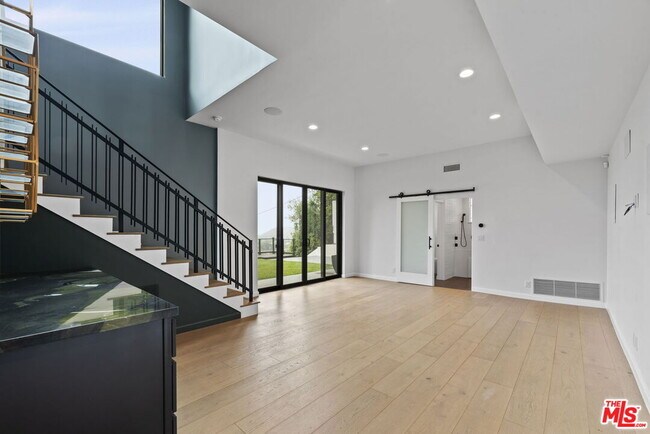 Building Photo - 105 Sequoia Dr