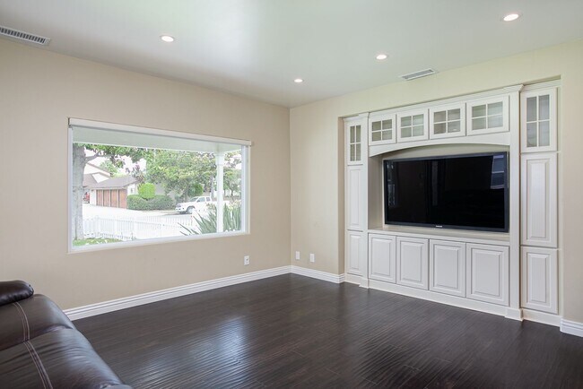Building Photo - AVAILABLE NOW: Beautifully Remodeled Historic Victorian – 3 Bed / 3 Bath