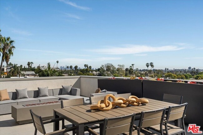 Building Photo - 1257 N Sweetzer Ave