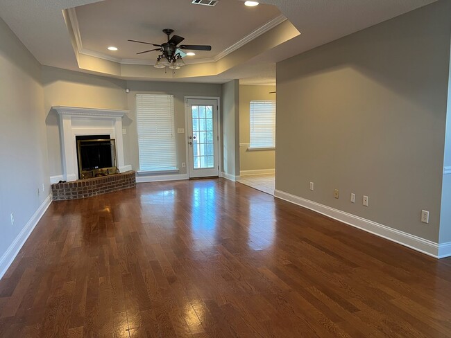 Building Photo - 112 Oakwood Ct