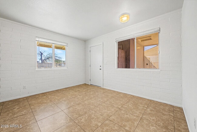 Building Photo - 1319 W Tulip Pl