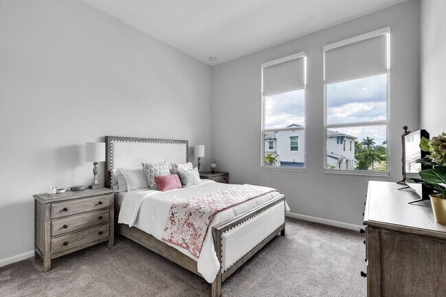 Building Photo - 16330 Oakview Dr