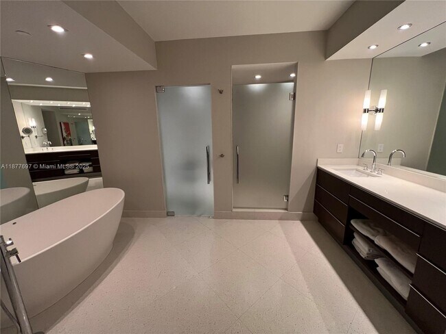 Building Photo - 300 South Pointe Dr