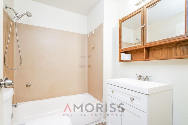 Building Photo - Spacious, clean, updated home ready now!