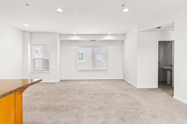Building Photo - Spacious 2 Bed, 2.5 Bath Townhouse in Gate...
