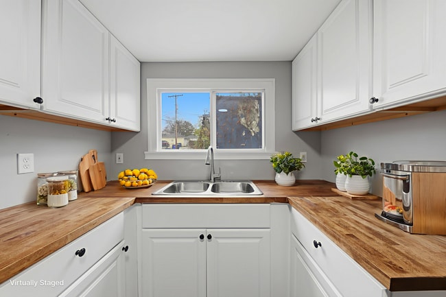 Building Photo - 228 E Siebenthaler Ave