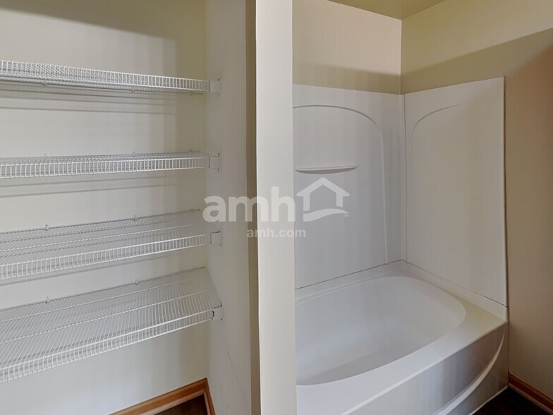 Building Photo - 818 Glen Cove Ln