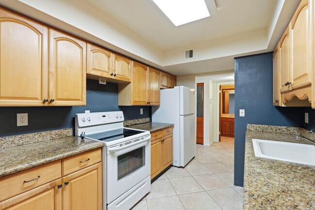 Building Photo - 430 Commodore Dr