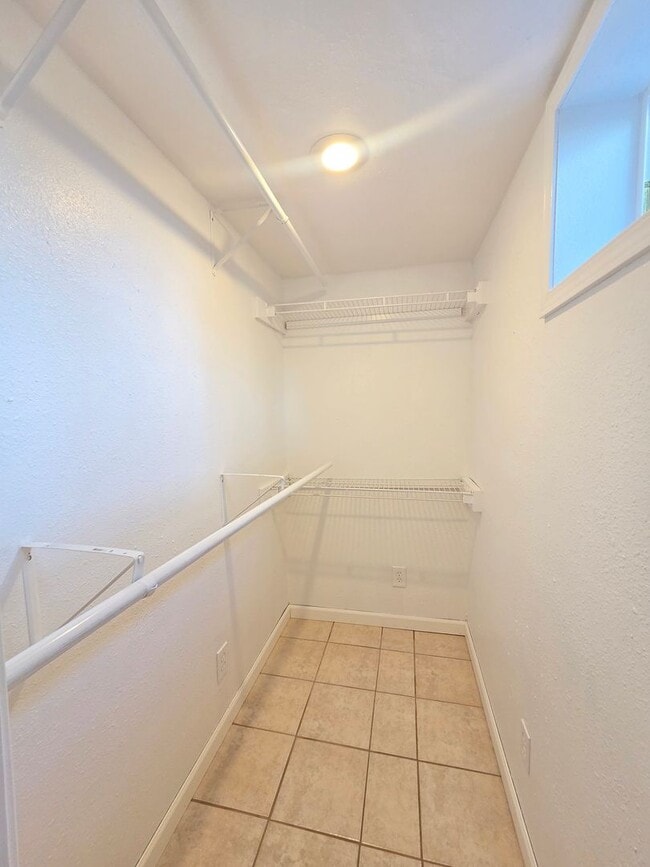 Building Photo - 5621 N Hemlock St