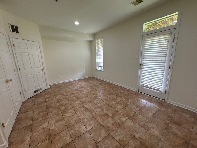 Building Photo - 1600 Oakridge Ln