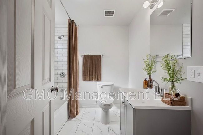 Building Photo - 7050 S Throop St