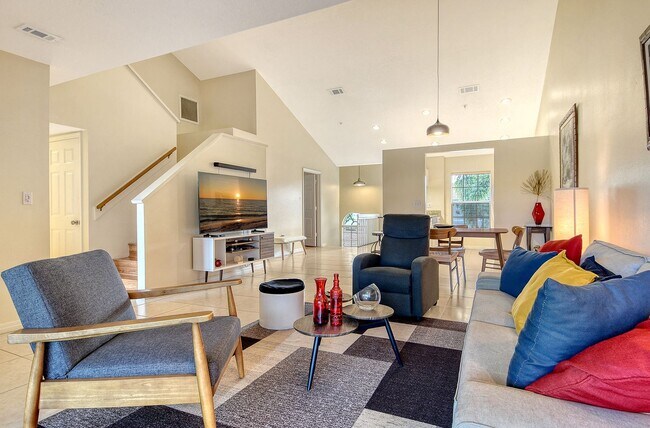 Building Photo - Spacious 3 bedroom, 2 bath condo with a lake view in Palmer Ranch