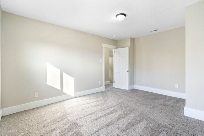 Building Photo - Completely Renovated 3 Bed/1 Bath Home - C...