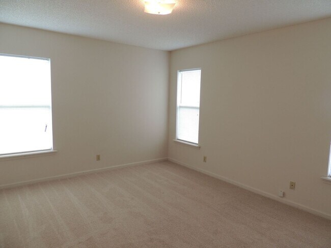 Building Photo - Great 3/2 on southside