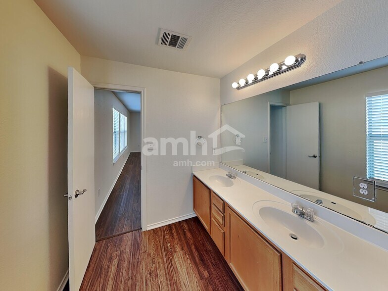 Building Photo - 6202 Roseborough Dr