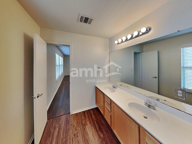 Building Photo - 6202 Roseborough Dr