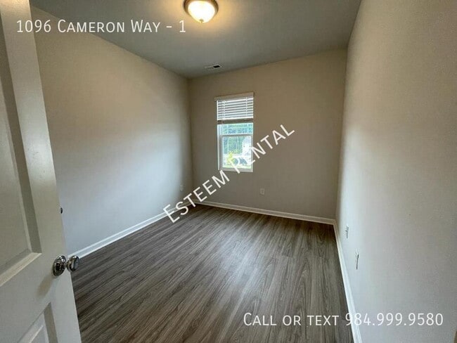 Building Photo - 1096 Cameron Wy