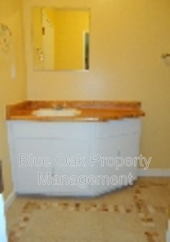 Building Photo - 403 Maple St
