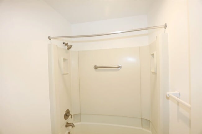 Building Photo - 2210 Shadowbriar Dr