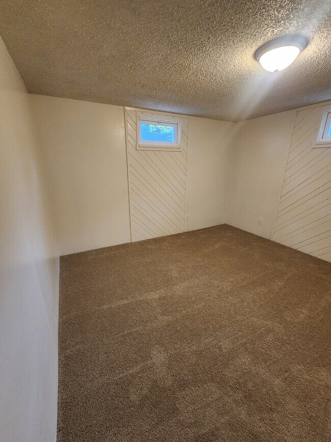 Building Photo - Very Large 3BR, 3BTH, Full Basement, Near Black Bay Park in Post Falls