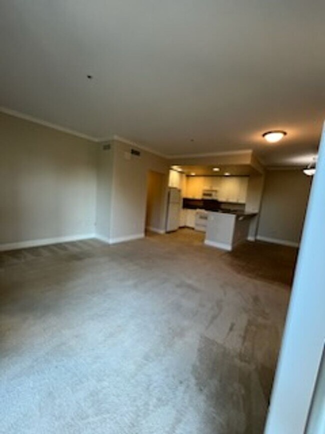 Building Photo - Epic REA - Great 1 BR/1 BA Condo w/Parking...