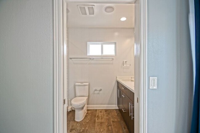 Building Photo - Beautifully Remodeled, Bright & Airy Home w/ Detached Bonus Room w/ Bath & 1-Car Garage, Front Ya...