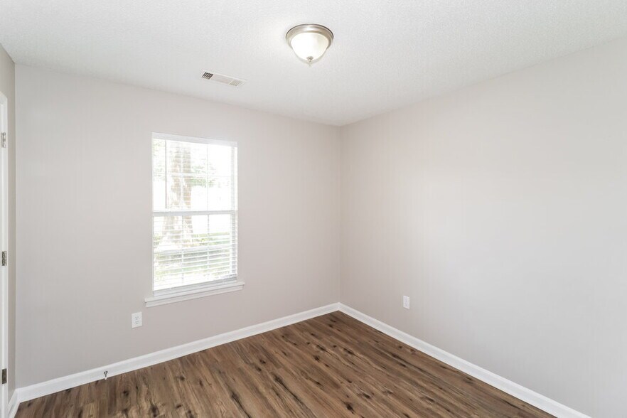 Building Photo - 5930 Garden Ridge Dr