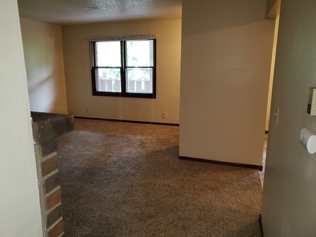 Building Photo - Two Bedroom Apartment with Fireplace!