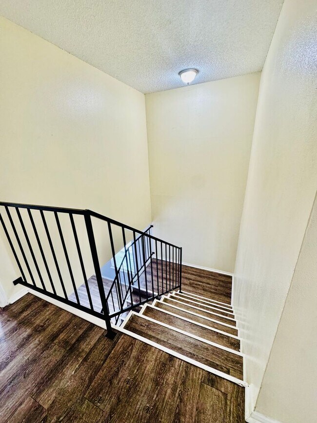 Building Photo - New Rental! 2-Story Townhome in Calallen –...