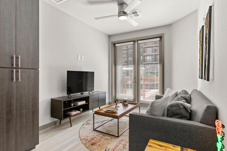 Primary Photo - 400 N 2nd Ave