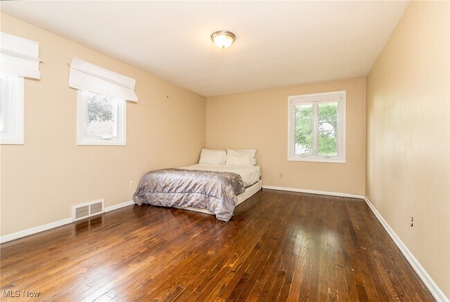 Building Photo - 25035 Penshurst Dr