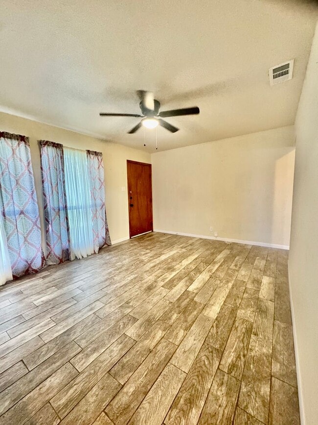 Building Photo - Lexington Subdivision-3/2-Move in ready! Call and schedule today!